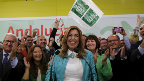 La presidenta de la Junta de Andalucía y candidata socialista, Susana Diaz, celebra con los militantes del partido los resultados en las elecciones de este 22-M. REUTERS/Marcelo del Pozo