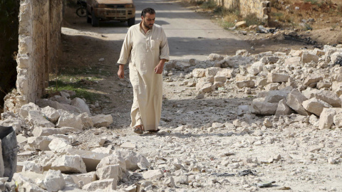 Un hombre camina hace unos días por Alepo tras los bombardeos de Rusia y Siria. REUTERS/Hosam Katan