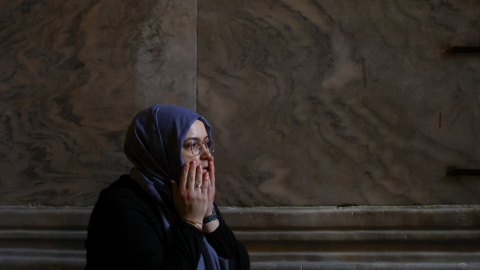 Una mujer, en la mezquita de Santa Sofía, en Estambul, el 29 de mayo de 2023.