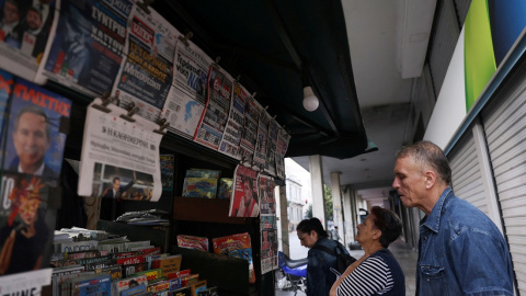 Varias personas, frente a un kiosco en Atenas, a 22 de mayo de 2023.