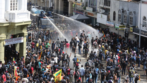 09/07/2022 Las fuerzas de seguridad de Sri Lanka utilizan cañones de agua para dispersar a los manifestantes que protestan contra el Gobierno cerca de la vivienda del presidente del país