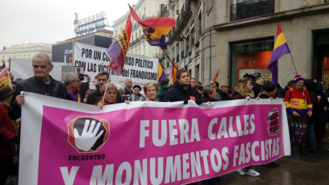 Manifestantes en la Puerta del Sol para exigir que se retiren los nombres de calles y símbolos franquistas / SARA PLAZA