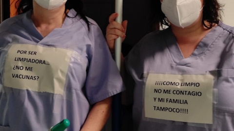 Limpiadoras protestan frente al Hospital de la Fe en València.