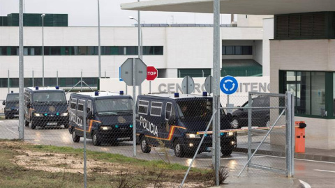 Furgones de la Policía Nacional salen del Centro de Internamiento de Extranjeros (CIE) de Archidona (Málaga). DANIEL PÉREZ | EFE