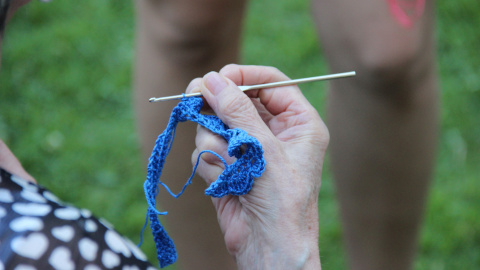 En esa había un taller para hacer bolsos “de esos de esparto que se pusieron de moda”, y ganchillo, y bingo