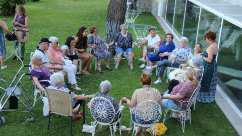 Son mujeres, tienen más de 80 años, hijos y nietos, pero se sienten solas.