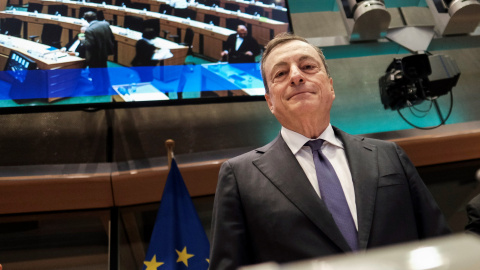 El presidente del Banco Central Europeo (BCE), Mario Draghi, antes de su comparecencia de la comisión de Asuntos Económicos del Parlamento Europeo. EFE/ Olivier Hoslet