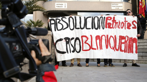 Simpatizantes de los quince ultras que asaltaron el centro cultural Blanquerna de Madrid durante la Diada de 2013, a las puertas de de la sección 30 de la Audiencia Provincial de Madrid donde se inicia el juicio contra ellos, para quienes l