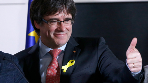 El president cesado Carles Puigdemont, número uno de la lista de Junts per catalunya, saluda a sus seguidores en Bruselas que celebran los resultados de las elecciones del 21-D.. REUTERS/Francois Lenoir