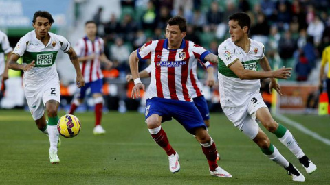 Partido entre el Elche y el Atlético esta temporada. MANUEL LORENZO / EFE