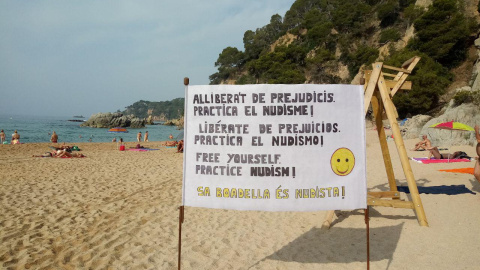 Cartell a la platja de Sa Boadella. CLUB CATALÀ DE NATURISME