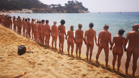 La platja de Cala Castell durant la protesta naturista. CLUB CATALÀ DE NATURISME