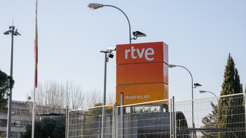 Logotipo de Radio Televisión Española en la sede de Prado del Rey, Madrid.