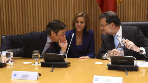 Mariano Rajoy,  María Dolores de Cospedal, y Rafael Hernando, durante la reunión del Grupo Popular del Congreso. EFE/J.J.Guillen