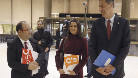 Los portavoces en el Parlament de Ciudadanos, Inés Arrimadas, el PSC, Miquel Iceta, y el Partido Popular, Xavier García Albiol, presentan ante el Tribunal Constitucional los recursos de amparo contra la decisión de admitir a trámite la reso