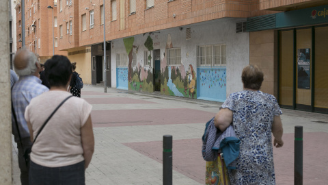 Vecinos en la zona donde un hombre ha matado presuntamente a sus dos hijas - Europa Press