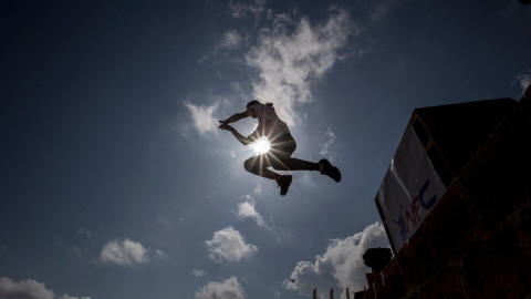 Joven pracricando 'parkour' - EFE