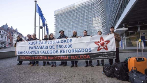 12/6/23 Alfonso Gómez, con otros gallegos en una protesta en Bruselas de la Plataforma de Emigrados.