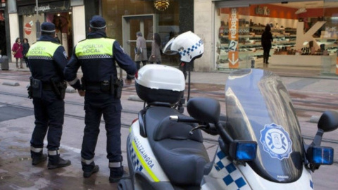 Dos agentes de la Policía Local en Vitoria (EFE)