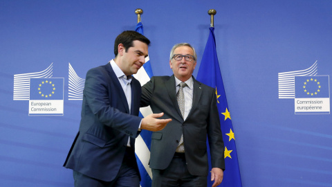 El primer ministro griego, Alexis Tsipras, junto al presidente de la Comisión Europea, Jean-Claude Juncker.- REUTERS