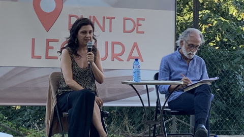 08/07/2022 - Tània Juste i Enric Tubert durant el col·loqui sobre el llibre 'Amor a l'art', a Agullana (Alt Empordà)