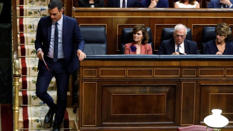 El candidato socialista, Pedro Sánchez, se dirige al estrado del Congreso, el día que afronta la segunda y definitiva votación de investidura sin que por ahora haya llegado a un acuerdo con Unidas Podemos, cuyo voto favorable es necesario q