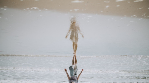 Mujer en la playa / UNSPLASH (NINE KÖPFER)