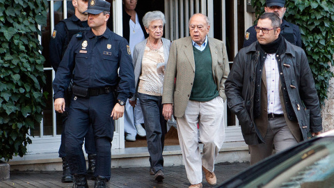 Jordi Pujol y su esposa, Marta Ferrusola, durante el registro de su casa. GUILLEM SANS