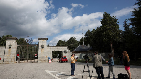 Un equipo de televisión, cerca de la entrada de acceso al Valle de Cuelgamuros (antes Valle de los Caídos), en día que se han iniciado los trabajos para el reconocimiento y la exhumación de los restos de 128 víctimas del franquismo que repo