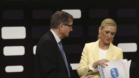 Cristina Cifuentes junto al director general de Telemadrid, Ángel Martín Vizcaíno, antes del debate electoral.- EFE