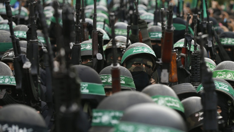 Militantes palestinos de las brigadas de Al Aqsa, en la celebración del 27 aniversario de la fundación de Hamás, en la ciudad de Gaza, el pasado domingo. REUTERS/Mohammed Salem