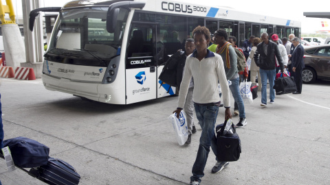 Segundo grupo de refugiados a su llegada a España dentro del programa comunitario de reubicación creado para hacer frente a las consecuencias humanitarias de la guerra en Siria. EFE/Presidencia del Gobierno/Diego Crespo