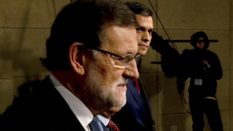 Mariano Rajoy y Pedro Sánchez, antes de comenzar el anterior 'cara a cara' previo al 20-D. EFE