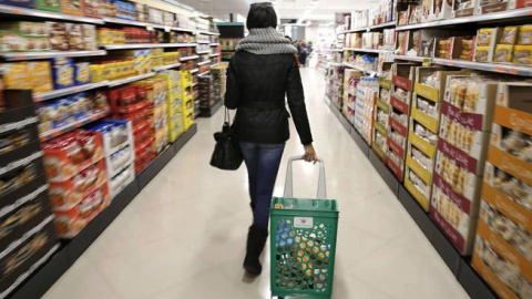 Una mujer hace la compra en un supermercado (EFE)