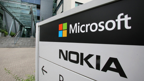 Los logos de Microsoft y Nokia en la sede de su 'jouint venture' en la localidad finlandesa de Peltola. REUTERS