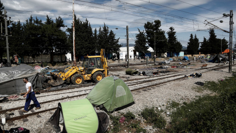 Una excavadora arrasa las tiendas de campaña que utilizaban los reisdentes del campo de refugiados de  Idiomeni. REUTERS/Yannis Kolesidis