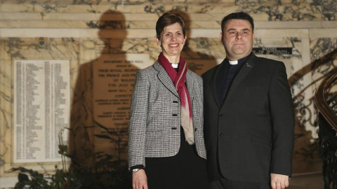 La reverenda Libby Lane, la primera obispa de la iglesia anglicana, posa junto a su esposo, George, en el Ayuntamiento de Stockport (Reino Unido). EFE/Lynne Cameron