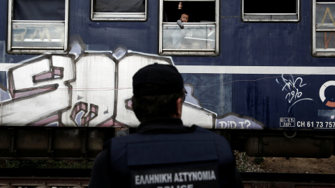 Un niño mira a través de la ventana de un tren, durante el desalojo policial del campamento de Idomeni, en la frontera entre Grecia y Macedonia. REUTERS/Yannis Kolesidis