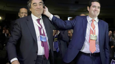 Juan Rosell, saluda a Antonio Garamindi,  tras el anuncio de los resultados de las elecciones en CEOE. Emilio Naranjo/EFE