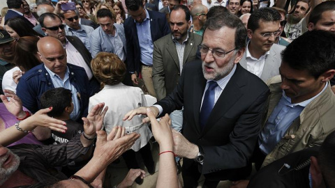 El presidente del Gobierno en funciones, Mariano Rajoy, saluda a los vecinos de la localidad valenciana de Alfafar donde se ha reunido con representantes de la educación concertada en la Comunitat Valenciana. EFE/Manuel Bruque