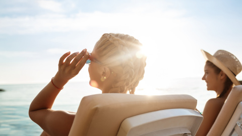 Dos personas tomando el sol.