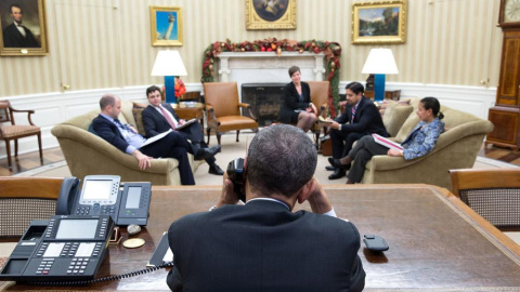 Obama, en el momento en que habla con Castro. /CASA BLANCA