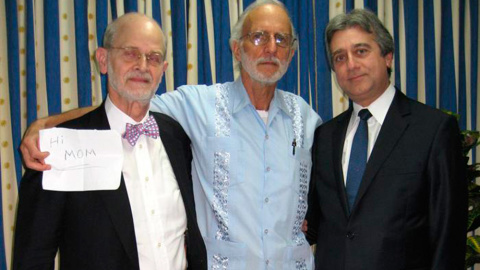 Fotografía de 2012 del contratista estadounidense Alan Gross, junto al abogado estadounidense James L. Berenthal y el rabino estadounidense Elile Abadie. /REUTERS