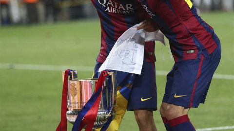 Pedro y Alves celebra el título de Copa. EFE/Toni Albir