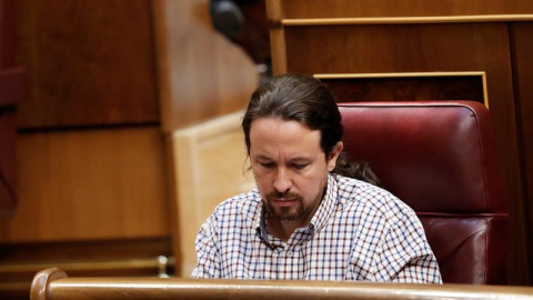 El secretario general de Unidas Podemos, Pablo Iglesias, se sienta en su escaño del Congreso. /EFE