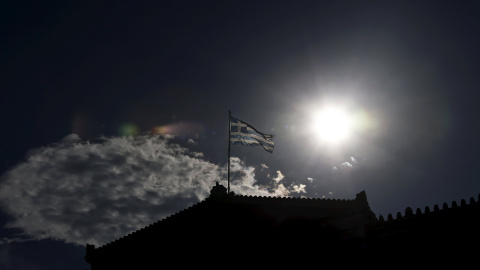 La bandera griega sobre el Parlamento heleno, en la plaza Syntagma, de Atenas. REUTERS/Alkis Konstantinidis