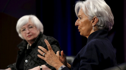 La directora gerente del FMI, Christine Lagarde, con la presidenta de la Reserva Federal (el banco central de EEUU), Janet Yellen, en un debate en Washington el pasado mayo. REUTERS/Kevin Lamarque