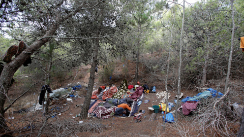 Un grupo de migrantes en un campamento improvisado junto a la ciudad de Tánger. - REUTERS