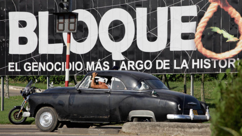 Una valla contra el embargo económico, en La Habana. / REUTERS