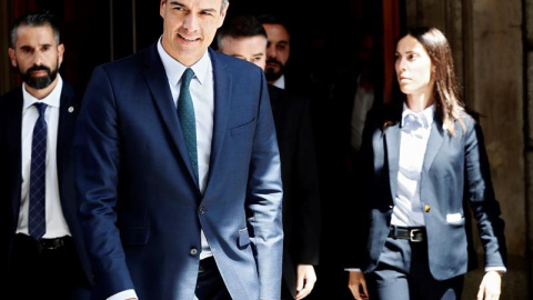 El candidato socialista, Pedro Sánchez (izda), a su salida del Congreso después de que el pleno haya vuelto a rechazar hoy su investidura como presidente del Gobierno. EFE